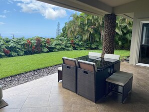 Outdoor dining - Private & Beautiful home on 1 acre close to airport, beach, & Kailua-Kona town (Kailua-Kona)
