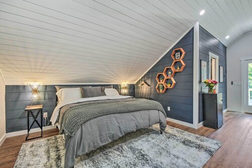 Private Riverside Studio - Hot Tub, King BD, Near Wedding Venue