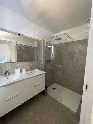 Dusche, Haartrockner, Handtücher, Toilettenpapier