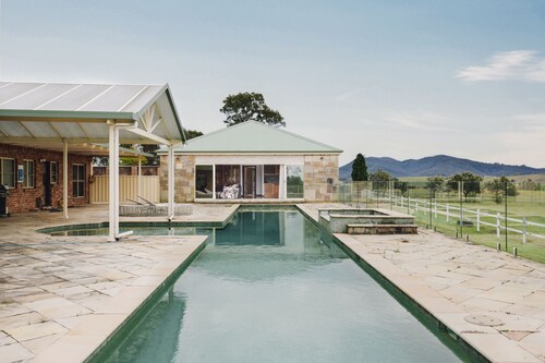 Cosy Villa with mountain views