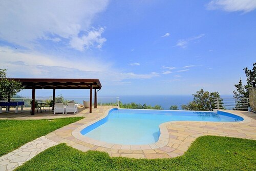 Villa Eichi: A welcoming apartment that is part of a villa in a quiet position, located on a hillside above the sea, with Free WI-FI.