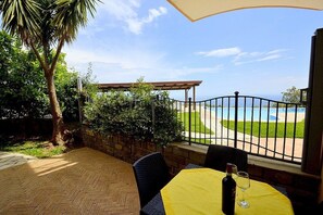 Outdoor dining - Villa Eichi: A welcoming apartment that is part of a villa in a quiet position, located on a hillside above the sea, with Free WI-FI. (Salerno)