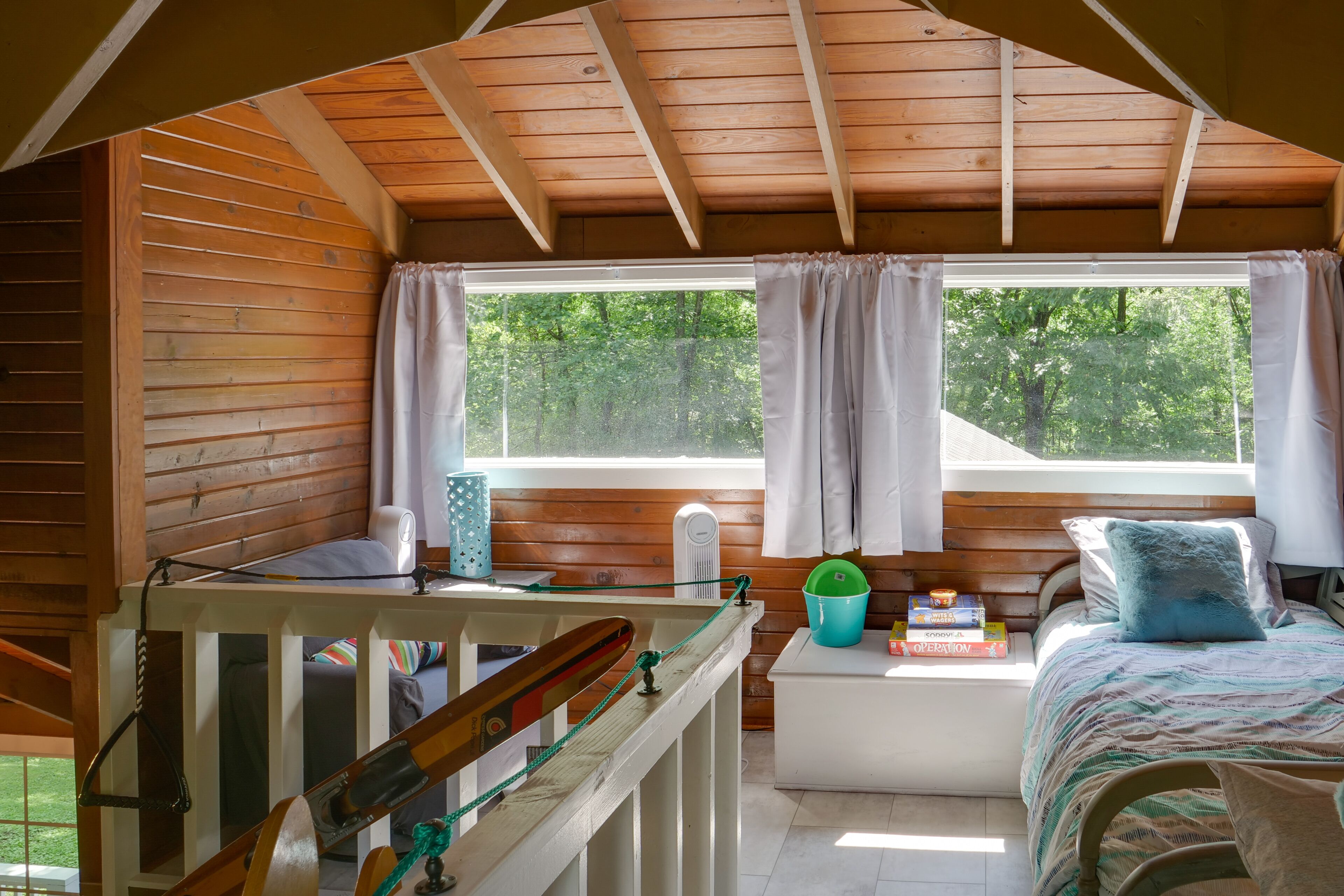 3 bedrooms, iron/ironing board, travel crib, internet