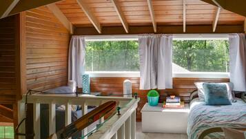 3 bedrooms, iron/ironing board, travel crib, internet