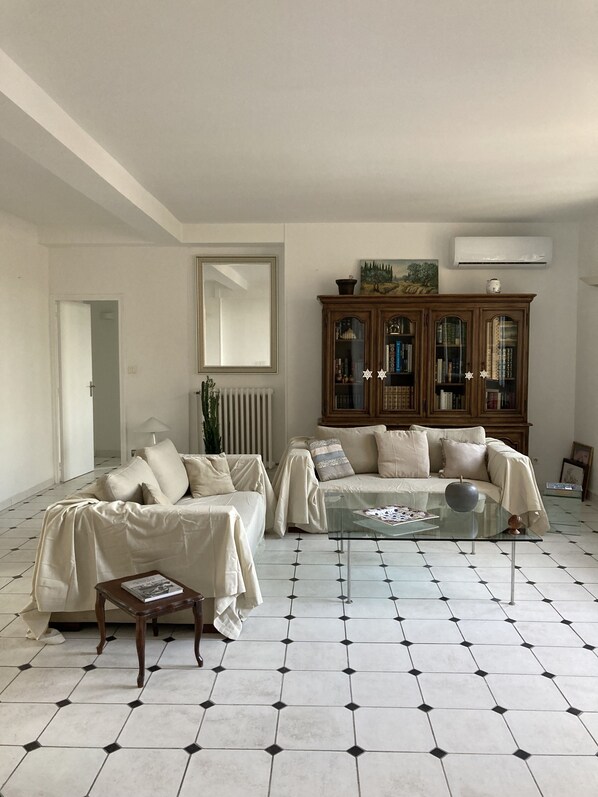 Télévision, livres, imprimantes