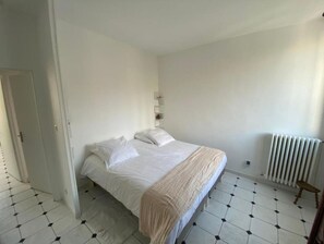 2 bedrooms, desk, iron/ironing board, free WiFi