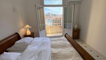 2 slaapkamers, een bureau, een strijkplank/strijkijzer, gratis wifi