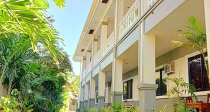 Cozy Retreat w/ Full Kitchen & Balcony + Garden View