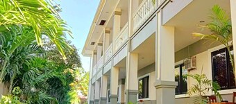 Cozy Retreat w/ Full Kitchen & Balcony + Garden View