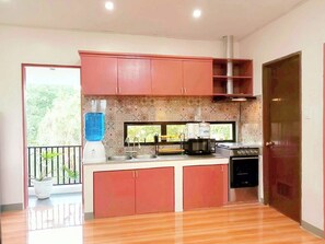 Een koelkast, een magnetron, een oven, een kookplaat