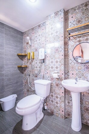 Douche, bidet, serviettes fournies, savon