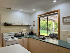 Fridge, microwave, oven, stovetop - Cosy On Tobruk - Wi Fi - 45 Tobruk Ave (Robe)