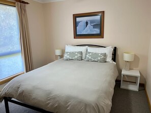 3 slaapkamers, een strijkplank/strijkijzer, wifi, beddengoed