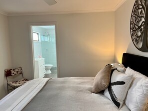 3 bedrooms, iron/ironing board, WiFi, bed sheets - Cosy On Tobruk - Wi Fi - 45 Tobruk Ave (Robe)