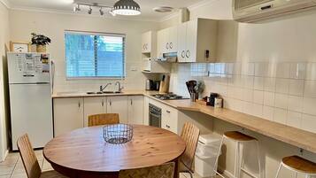 Kylskåp, mikrovågsugn, ugn och spishäll