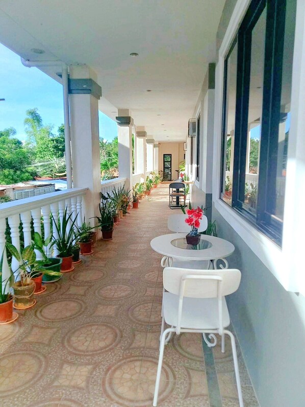 Outdoor dining - Romantic Getawaybalcony+garden View & Fast Wi-fi (Liloan)