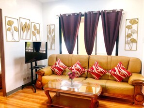 Living area - Romantic Getawaybalcony+garden View & Fast Wi-fi (Liloan)