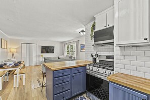 Fridge, microwave, oven, stovetop - [New Listing] Walk To Beach, Main St, Harbor. Beautifully Renovated - Captain Gosnold Village (Hyannis)