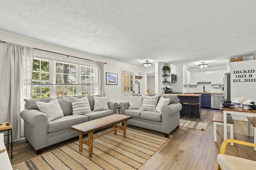 [New Listing] Walk To Beach, Main St, Harbor. Beautifully Renovated - Captain Gosnold Village