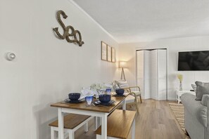 Dining - [New Listing] Walk To Beach, Main St, Harbor. Beautifully Renovated - Captain Gosnold Village (Hyannis)