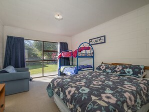 3 bedrooms, iron/ironing board, WiFi, bed sheets - Location Plus - Whangamata Holiday Home (Whangamata)