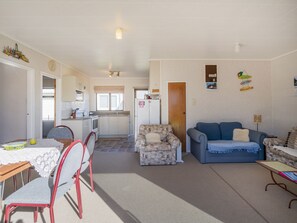 TV - Location Plus - Whangamata Holiday Home (Whangamata)