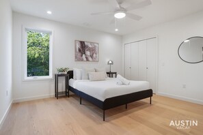 1 bedroom, desk, iron/ironing board, free WiFi - Walk to Soco + Lounge Poolside at Luxe King Suite (Austin)