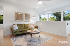 Smart TV - Walk to Soco + Lounge Poolside at Luxe King Suite (Austin)