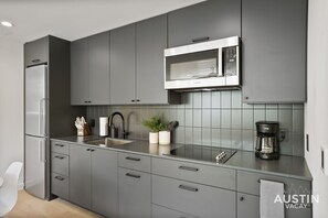 Kühlschrank, Mikrowelle, Herdplatte, Wasserkocher mit Kaffee-/Teezubehör