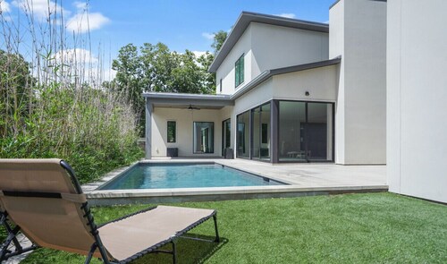 Walk to Soco + Lounge Poolside at Luxe King Suite