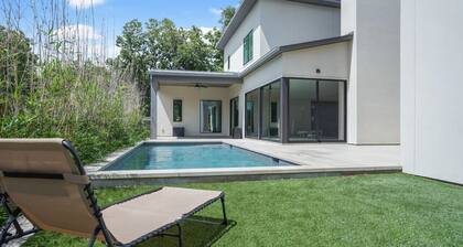 Walk to Soco + Lounge Poolside at Luxe King Suite