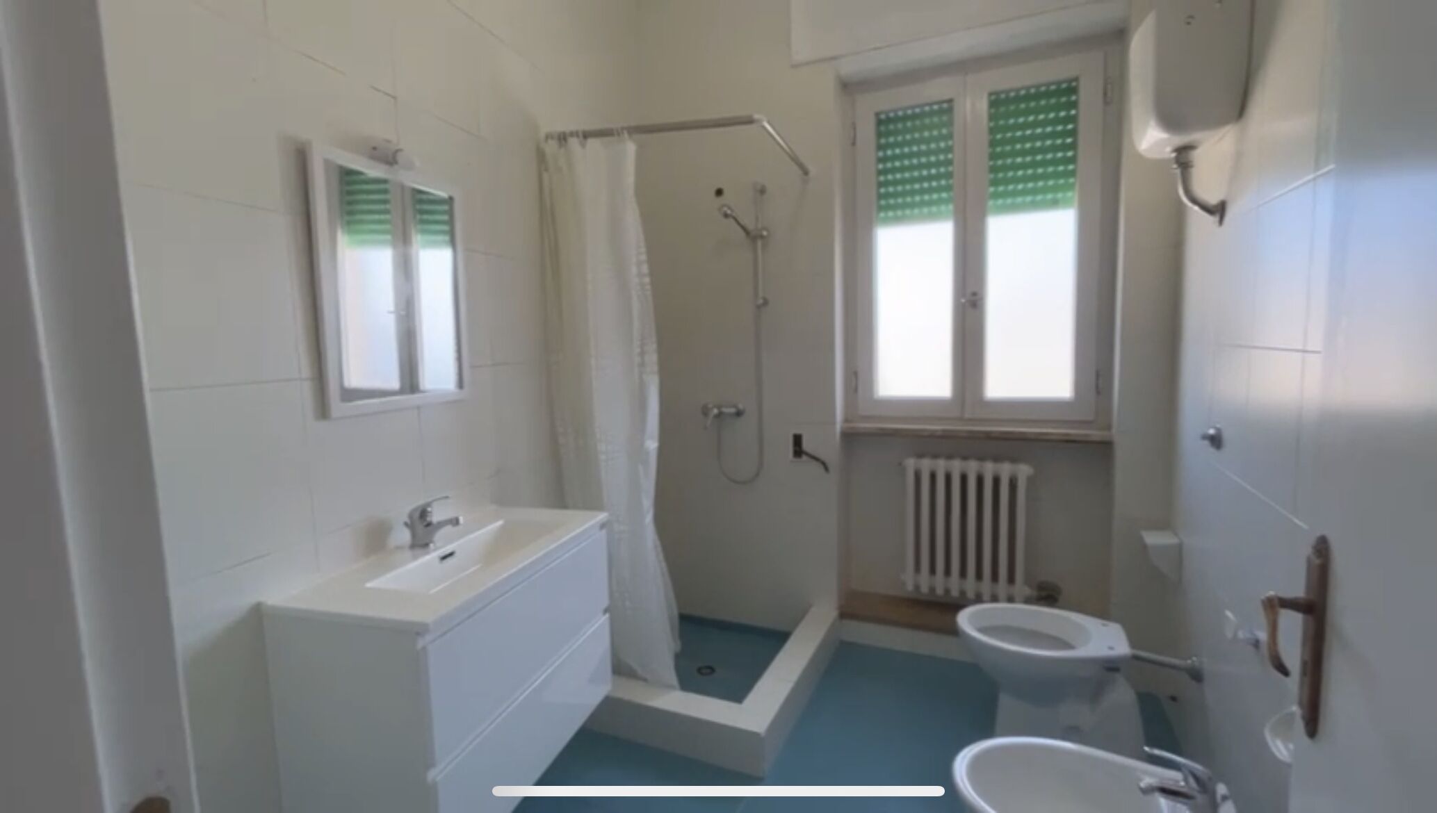Haartrockner, Bidet, Seife, Toilettenpapier