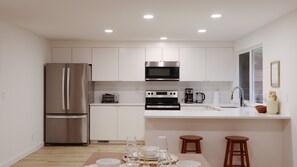 Fridge, microwave, oven, stovetop - Haven Guesthouse in Milwaukie - 2 Bedroom & 2 Bathroom with Fenced Backyard (Milwaukie)