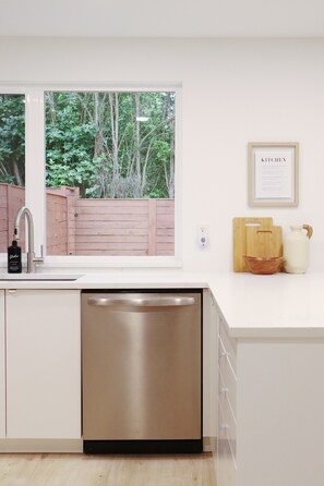 Interior - Haven Guesthouse in Milwaukie - 2 Bedroom & 2 Bathroom with Fenced Backyard (Milwaukie)