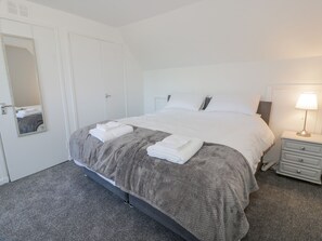 2 bedrooms, individually decorated, individually furnished, free WiFi - 22 Turnberry Road (Girvan)