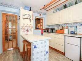 Cottage | Private kitchen | Fridge, electric kettle, toaster, cookware/dishes/utensils