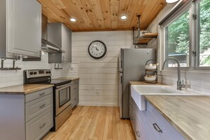 Fridge, oven, stovetop, dishwasher