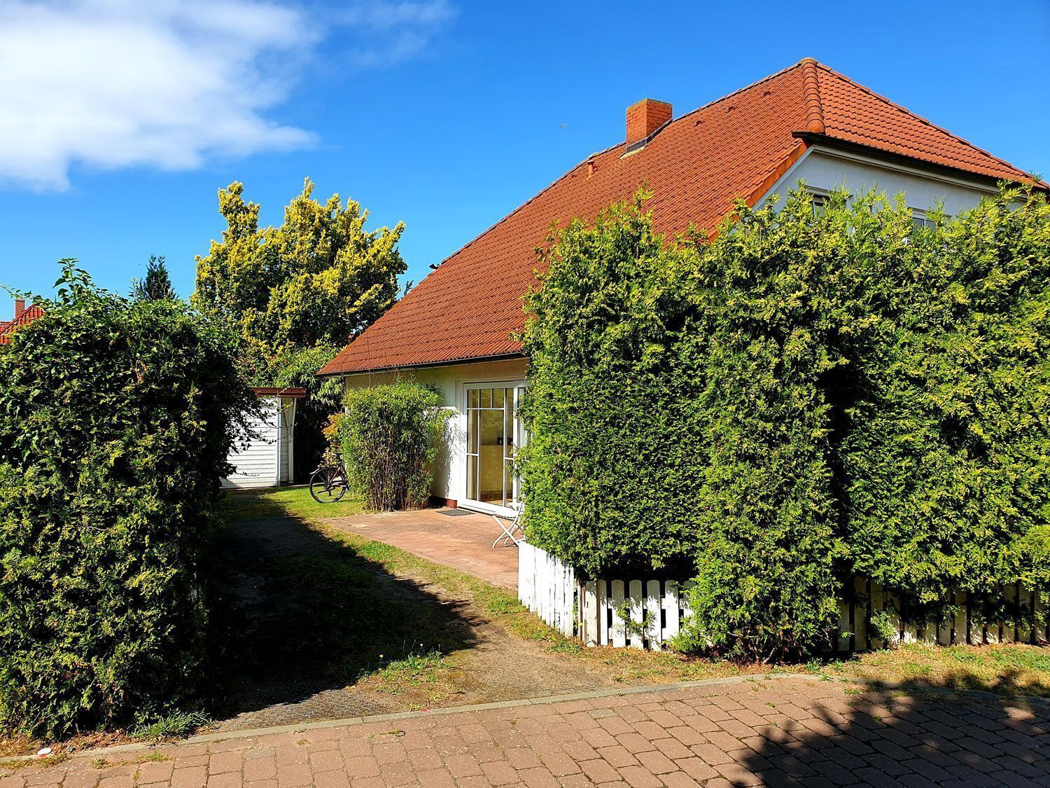 Aussenansicht mit Hecke des Suedschweden