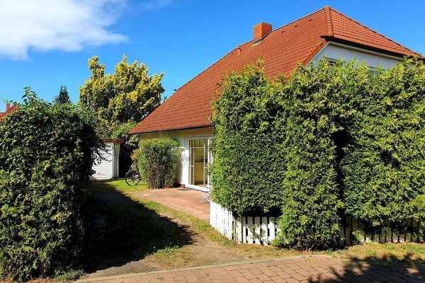 Aussenansicht mit Hecke des Suedschweden
