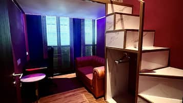 Escritorio, espacio para trabajar con laptop y wifi gratis