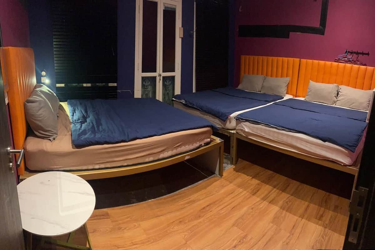 Habitación familiar, varias camas, baño compartido | Escritorio, espacio para trabajar con laptop y wifi gratis