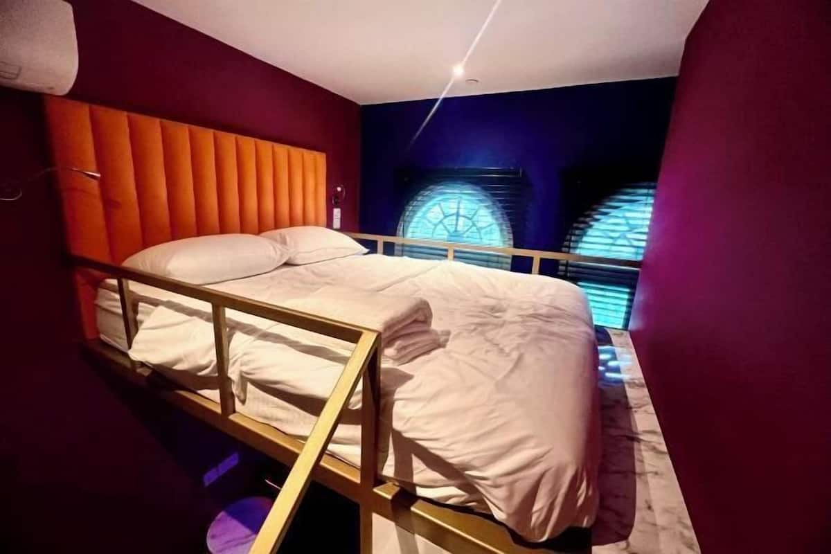 Desk, laptop workspace, free WiFi