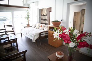 1 makuuhuone, tallelokero huoneessa, työpöytä, silitysrauta/-lauta