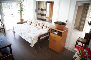 1 多间卧室、客房内保险箱、办公桌、隔音