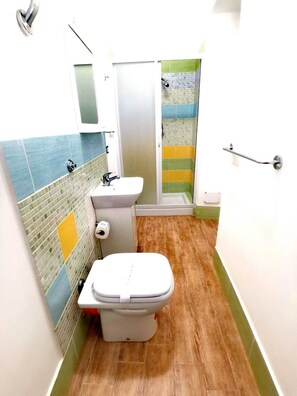 シティ デュープレックス | バスルーム | シャワー、ヘアドライヤー、ビデ、タオル