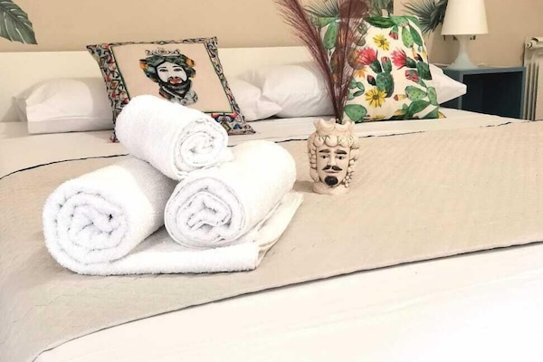 Quarto conforto | 1 quarto, frigobar (abastecido com itens grátis), escrivaninha
