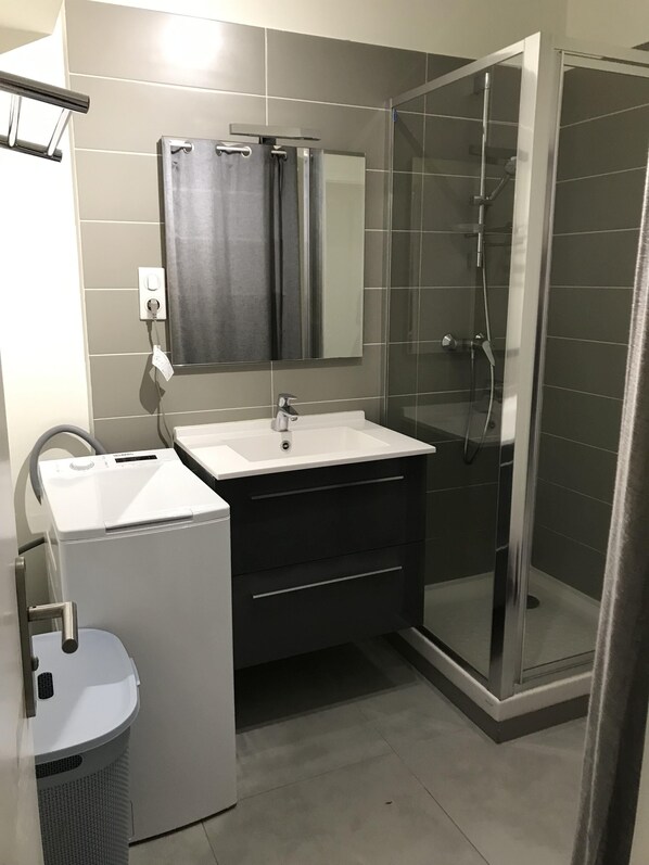 Douche, serviettes fournies, savon, papier de toilette