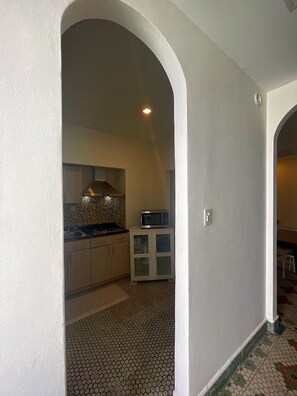 Frigorifero, microonde, forno, piano cottura