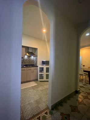 Frigorifero, microonde, forno, piano cottura