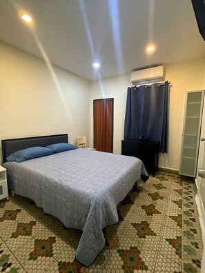 3 camere, una scrivania, ferro/asse da stiro, Wi-Fi gratuito